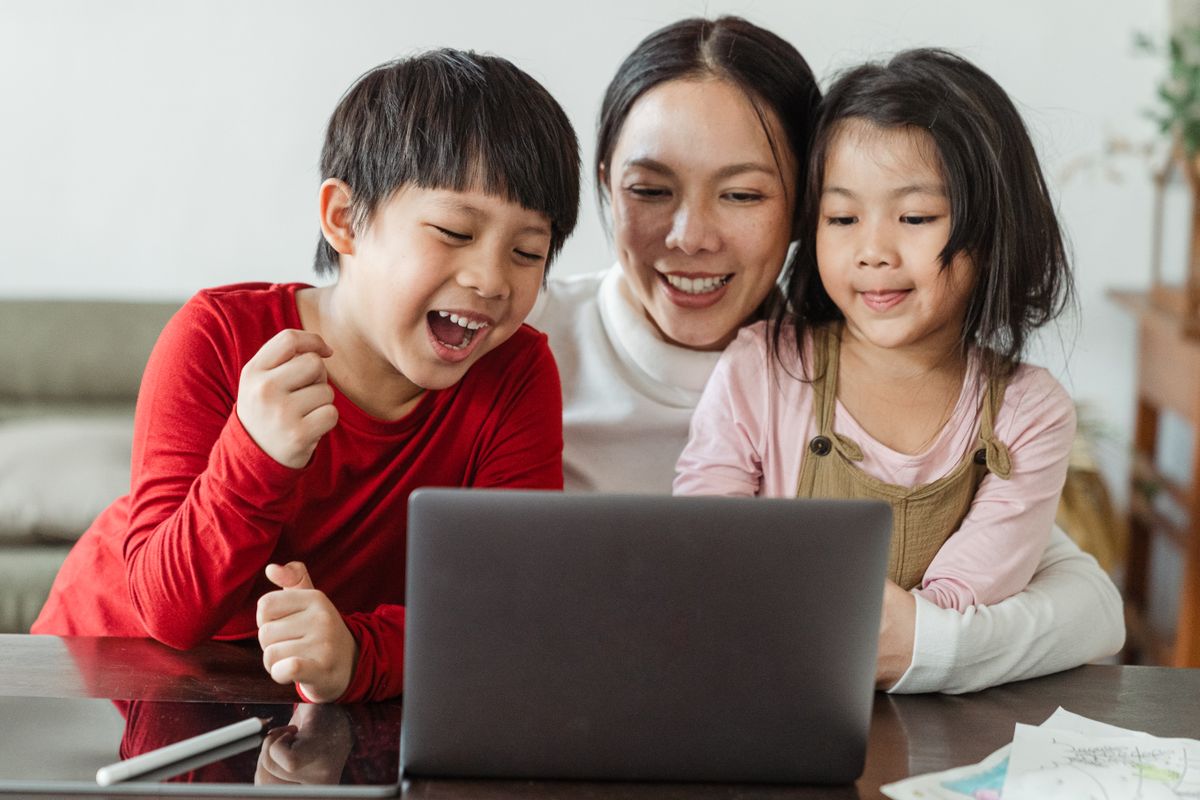 Mẹ và các con cùng xem phim hoạt hình tiếng Anh