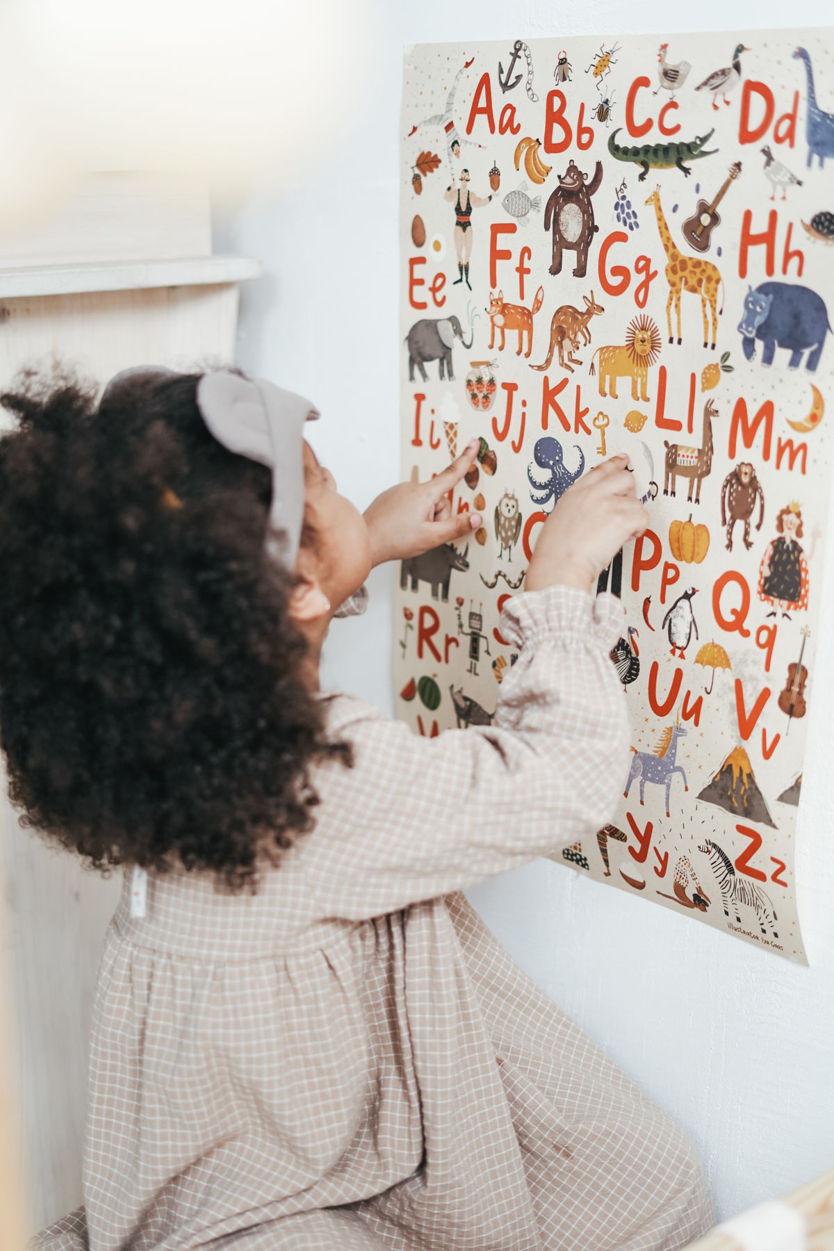 Trẻ học phát âm phonics qua bảng chữ cái minh họa